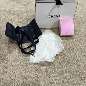 Chanel Holiday Gift Packaging 2025 Holiday Gift Bag with Ribbon and Tissue